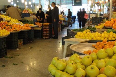کاهش قیمت ۱۰ قلم میوه در میادین میوه و تره بار