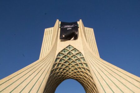 پرچم عزای حسینی در برج آزادی تهران نصب شد