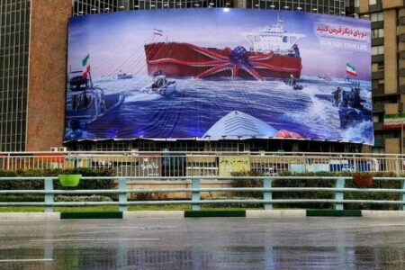 دیوارنگاره جدید میدان ولیعصر(عج) با موضوع دزدی دریایی ارتش آمریکا