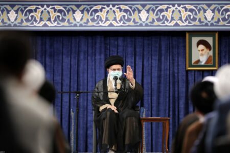 رهبر انقلاب: جمهوری اسلامی با الهام از اهل‌ بیت اژدهای هفت‌سر استکبار را عقب راند